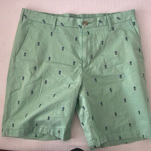 94.IZOD LIME GREEN SHORTS